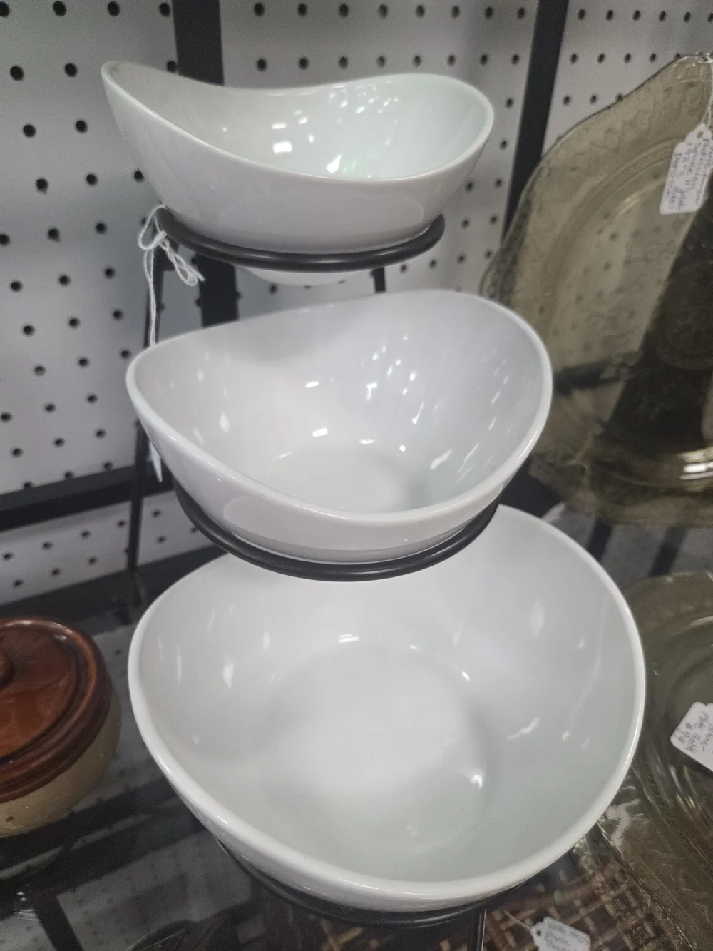 B. SMITH WITH STYLE INTERNATIONAL SET OF 3 PORCELAIN SERVING BOWLS W/METAL STAND